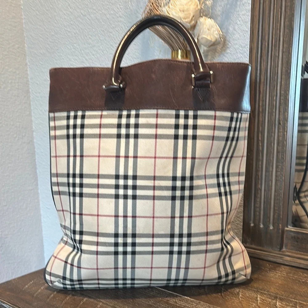 Burberry elegant tote